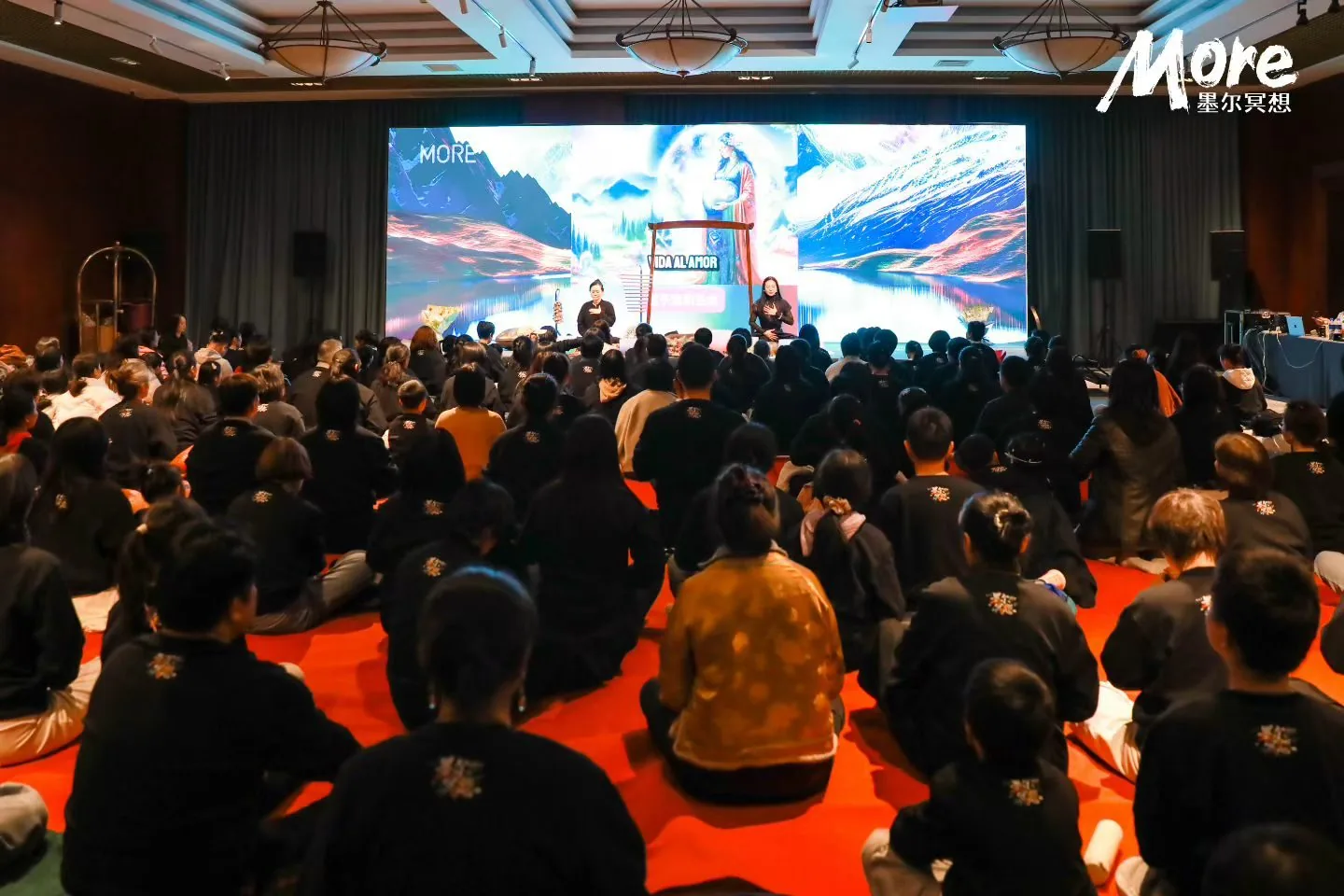百人冥想大会现场