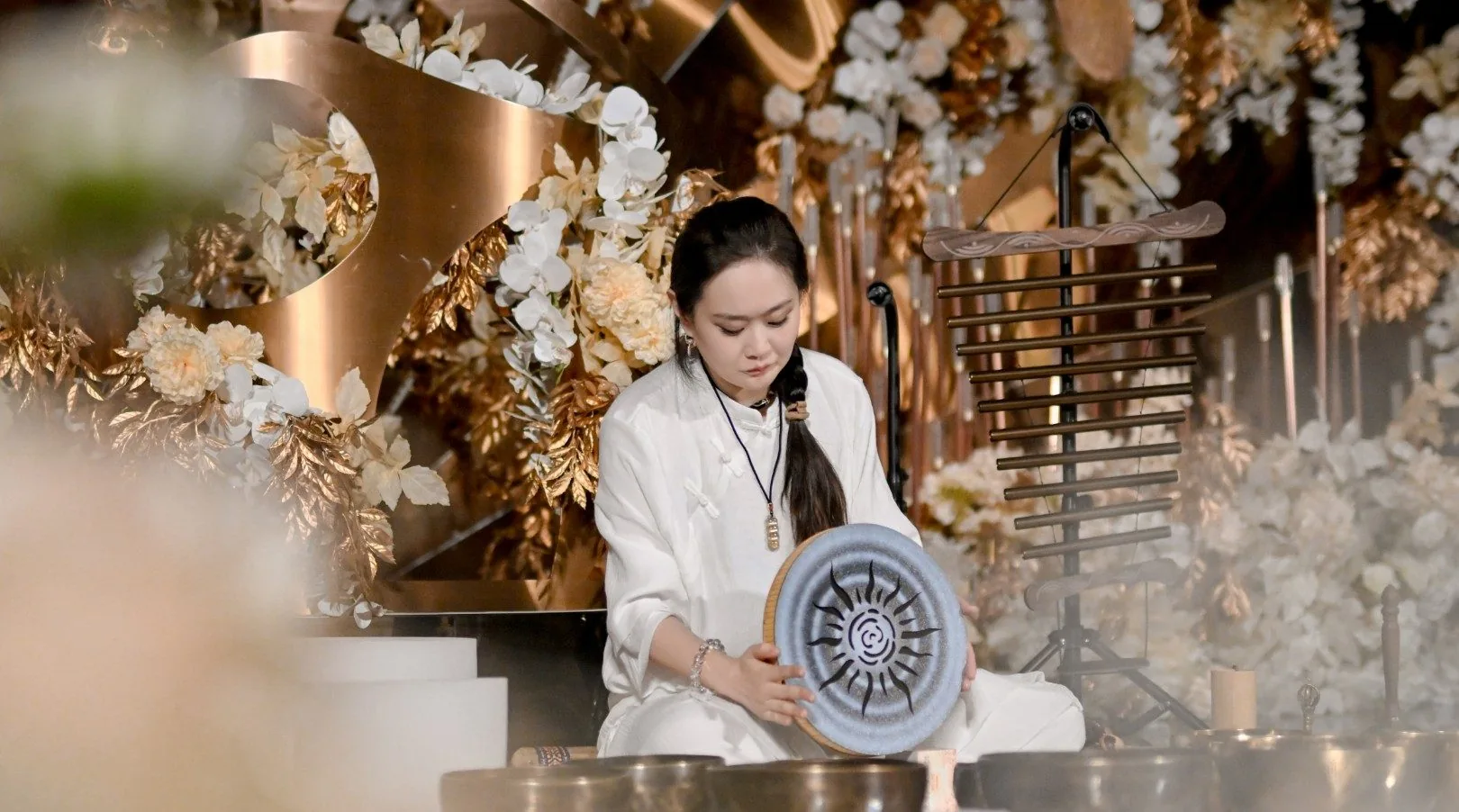手捧太阳鼓